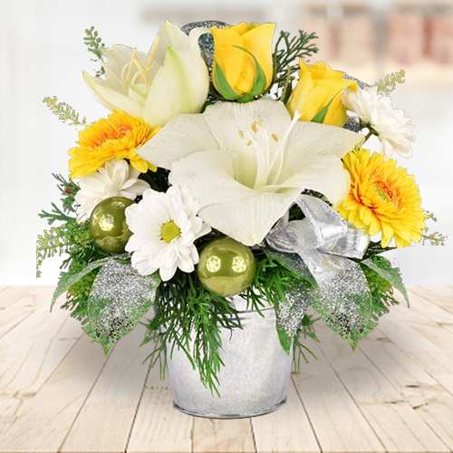 - Elegant Holiday Christmas Flower Bouquet Delivery In Dusseldorf